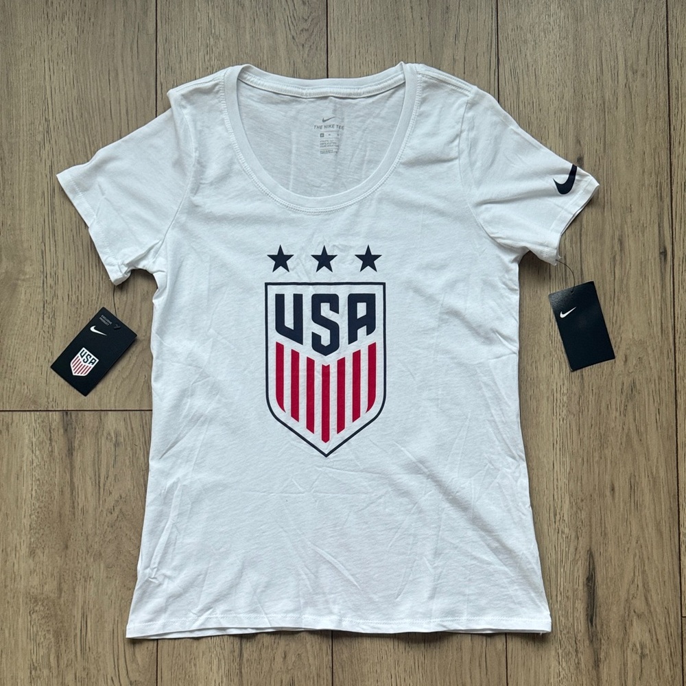 Nike USA Soccer Athletic Sports White T-Shirt Women’s Size Medium New with Tags
